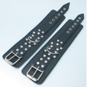 Чёрные кожаные оковы с клепками - БДСМ Арсенал - купить с доставкой в Подольске