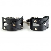 Черные кожаные наручники  Цезарь  с цепочкой на карабинах - Sitabella - купить с доставкой в Подольске
