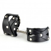 Черные кожаные наручники  Цезарь  с цепочкой на карабинах - Sitabella - купить с доставкой в Подольске
