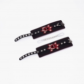 Черные кожаные наручники с красным декором и строчкой - Crazy Handmade - купить с доставкой в Подольске