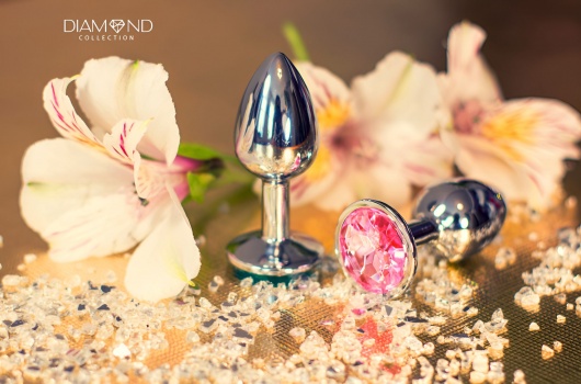 Большая серебристая анальная пробка Diamond Pink Sparkle Large с розовым кристаллом - 8 см. - Lola Games - купить с доставкой в Подольске